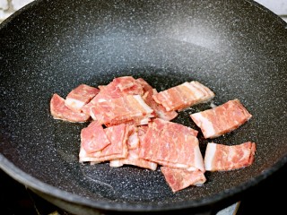 4、青椒炒培根,锅中油热，加培根