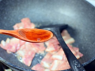 6、青椒炒培根,加料酒炒一分钟