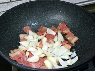 7、青椒炒培根,加洋葱
