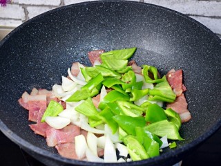 8、青椒炒培根,加辣椒炒两分钟