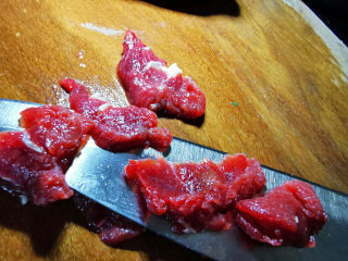 2、小炒牛肉,切小片