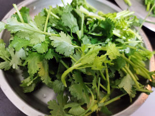 4、小炒牛肉,香菜