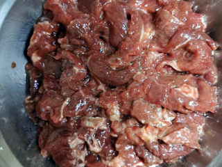 12、小炒牛肉,抓腌入味