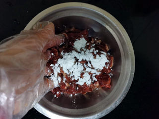 13、小炒牛肉,加入淀粉