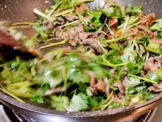 24、小炒牛肉,加入香菜快速翻炒