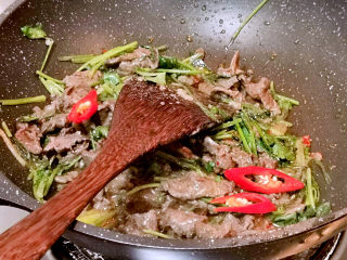 25、小炒牛肉,最后加入辣椒就完成了