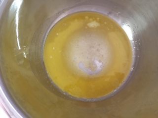 3、咖啡硬脆饼干,隔水加热，使黄油融化成液体