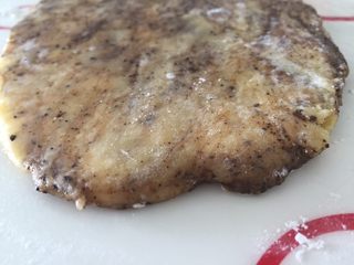 18、咖啡硬脆饼干,把面团擀成4mm厚的面片