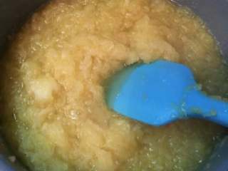 6、凤梨酥『简单版』,冬瓜和凤梨倒入锅里,加麦芽糖,用挂刀不断搅拌,防止胡了,直到煮干水分。