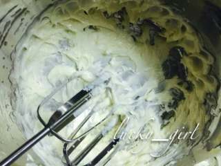 8、凤梨酥『简单版』,黄油室温软化加盐打发,成羽毛状,像这样。