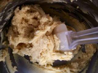 11、凤梨酥『简单版』,搅拌均匀,再和成团。