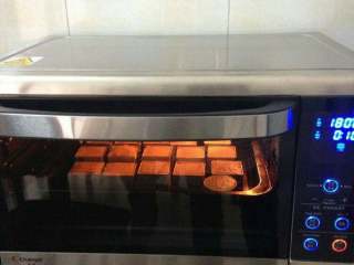 15、凤梨酥『简单版』,烤箱180度预热5分钟,再转170度烤15分钟『千万不要心急,坚持住。』