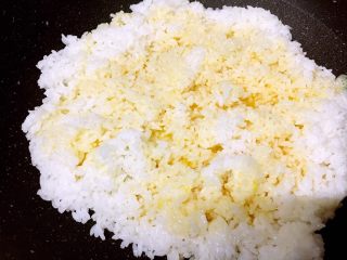 11、腊肠粒黄金炒饭,均匀倒入鸡蛋液,