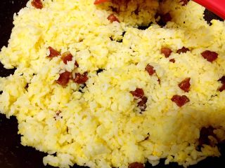 14、腊肠粒黄金炒饭,继续翻炒,炒至米饭颗粒分明即可,大概3分钟