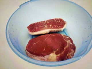 1、红烧牛肉炖土豆,牛肉解冻。