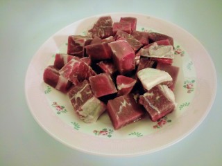 4、红烧牛肉炖土豆,装盘备。