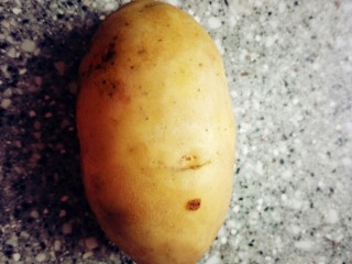 5、红烧牛肉炖土豆,土豆洗净去皮切成和牛肉一样的方块。