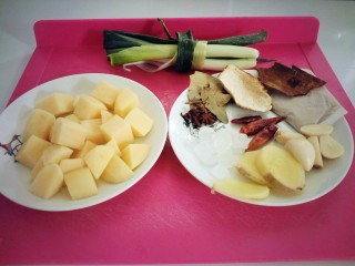 6、红烧牛肉炖土豆,调料备用好。