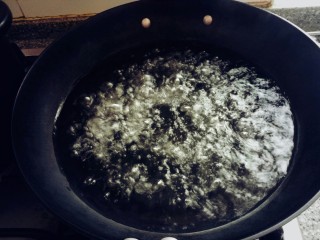 7、红烧牛肉炖土豆,锅里放半锅水烧开放入牛肉,锅开马上捞出来,