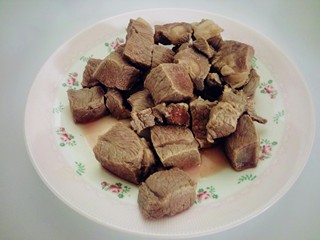 8、红烧牛肉炖土豆,装盘备用。