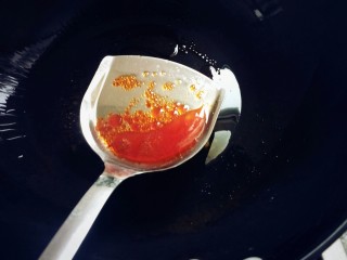 11、红烧牛肉炖土豆,熬到变红放入牛肉。