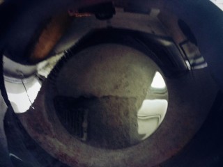 9、红烧牛肉炖土豆,锅里放油烧热放冰糖。