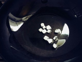 10、红烧牛肉炖土豆,小火慢慢等冰糖融化。