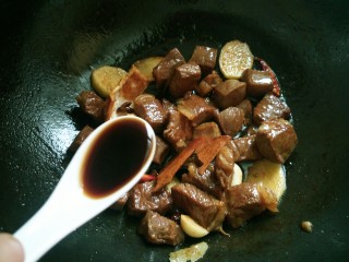 14、红烧牛肉炖土豆,一汤勺生抽。