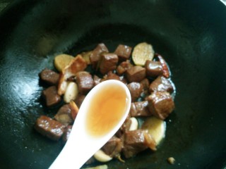 16、红烧牛肉炖土豆,一汤勺料酒