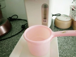 19、红烧牛肉炖土豆,接一舀子开水倒入牛肉。