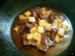 25、红烧牛肉炖土豆,用勺子搅均匀在炖半小时。