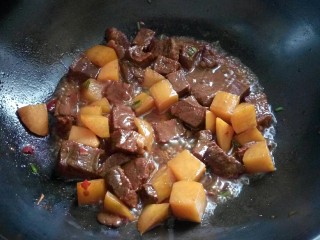 26、红烧牛肉炖土豆,最后大火收汁。