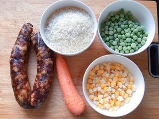 1、电饭煲+腊肠杂蔬焖饭,准备好所需食材。