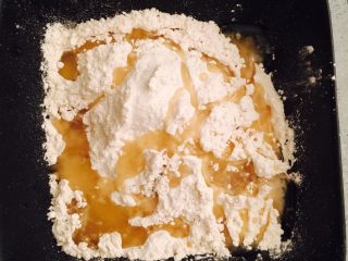 2、韭菜盒子 (家庭经典版),倒入食用油