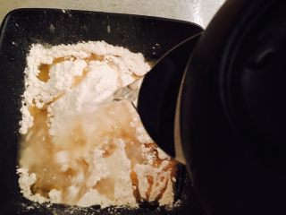 3、韭菜盒子 (家庭经典版),倒入开水