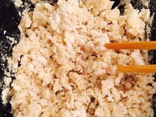 4、韭菜盒子 (家庭经典版),用筷子顺时针方向搅拌成絮状，当然如果你喜欢逆时针搅拌也可以，但一定要顺着一个方向????