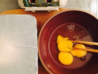 6、韭菜盒子 (家庭经典版),醒面，家里没有大纱布，所以我用厨房纸浸湿盖在碗上保持面团湿润，在醒的过程中不会风干，醒面的时候可以准备馅料。三个鸡蛋打散。