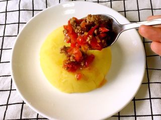 13、宝宝辅食之牛肉土豆泥,将煮好的牛肉浇在土豆泥上。