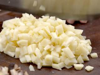 2、烧麦,笋汆水后切丁