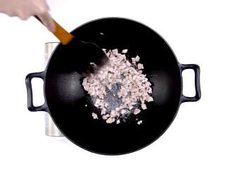 4、烧麦,将肉煸至变色盛出
