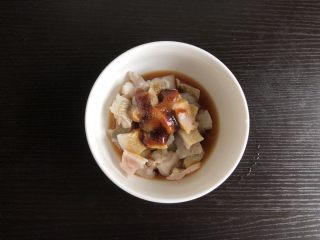 5、宫保鱼丁,去刺后切成小丁，加入味极鲜，蚝油，盐腌制15分钟