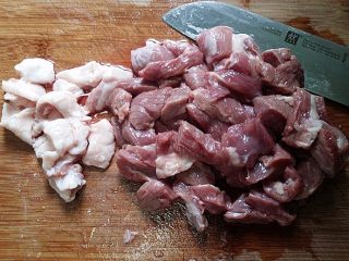 2、酱烤羊肉串,羊腿肉洗净沥干后切小块