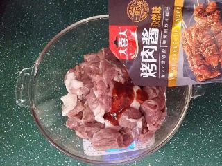 3、酱烤羊肉串,放入碗中加入孜然烤肉酱