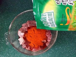 4、酱烤羊肉串,再倒入奥尔良烤肉粉