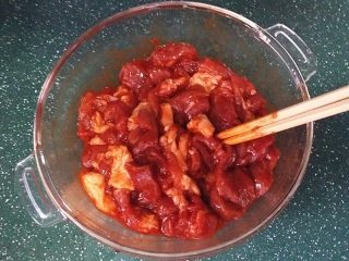 5、酱烤羊肉串,加葱、姜拌匀后入冰箱腌制一夜