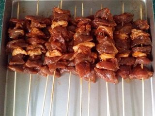 6、酱烤羊肉串,用竹签串好串