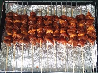 7、酱烤羊肉串,并排放至烤架上