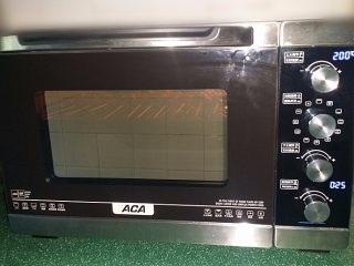 8、酱烤羊肉串,送入预热好的烤箱中上层:选择热风烤、上火200度