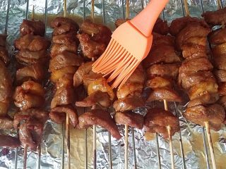 9、酱烤羊肉串,烤至10分钟时取出表面刷层食用油