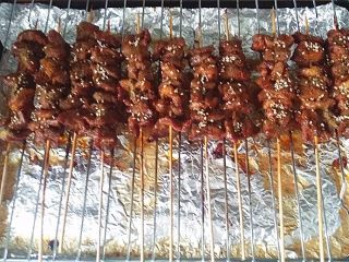 12、酱烤羊肉串,刷油后撒孜然粉、辣椒面和少许白芝麻,再烤5分钟出炉